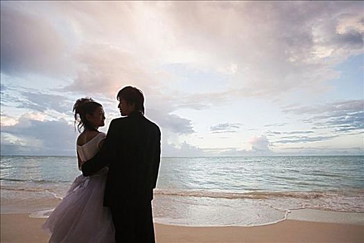 新婚夫妇,海滩,日落