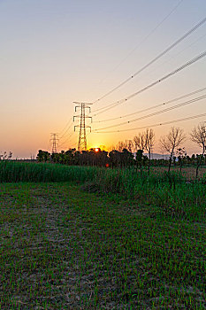 金色夕阳下的输变线路电塔