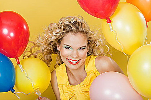 年轻,金发女郎,气球,黄色背景
