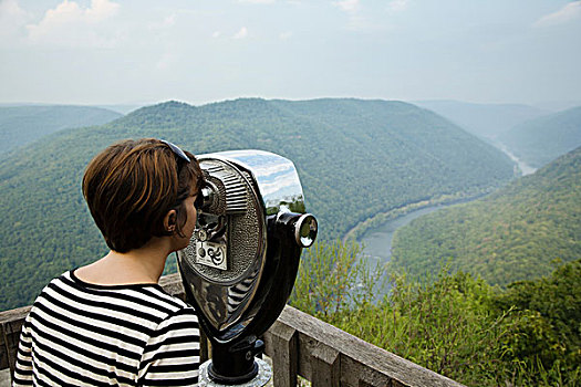 中年,女人,看穿,投币设备,双筒望远镜,后视图,新,河,峡谷,国家,西维吉尼亚,美国