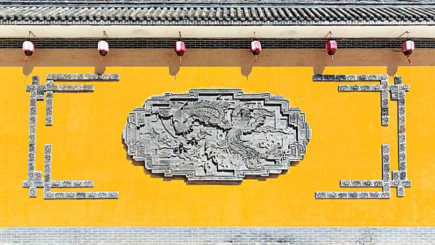 中式黄色砖雕影壁墙,河南省三门峡市陕州地坑院景区建筑