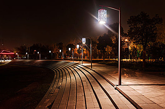 夜色广场的复古路灯