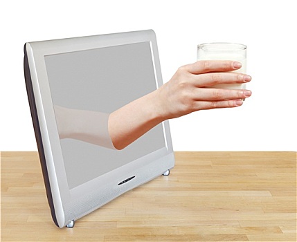 握着,牛奶杯,室外,电视屏幕