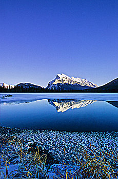 伦多山,朱红色,湖,冬天,班芙国家公园,艾伯塔省,加拿大