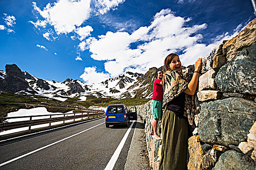 情侣,抓着,岩石墙,一个,古老,西部,阿尔卑斯山,意大利,瑞士