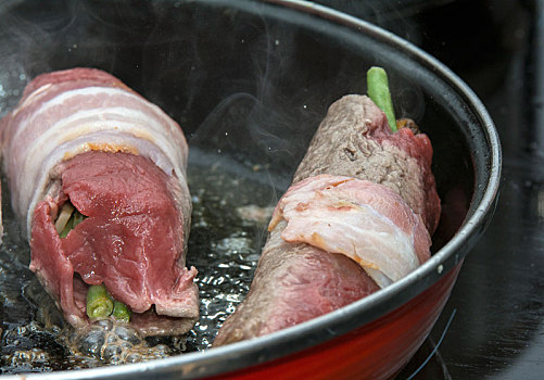 烤牛肉,带馅肉卷