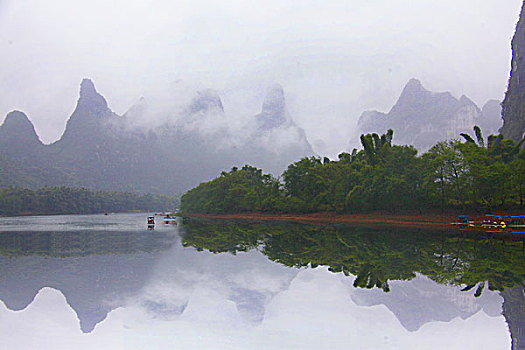 广西桂林漓江烟雨倒影游船