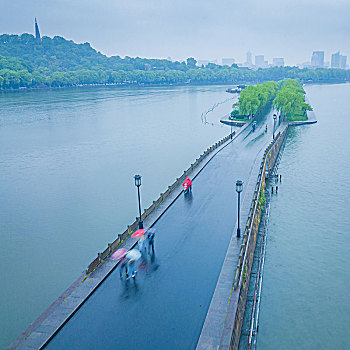 航拍西湖春雨景色