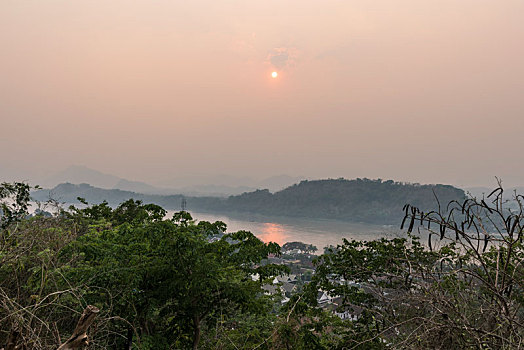 黄昏时分从普西山顶俯瞰湄公河畔的老挝琅勃拉邦古城