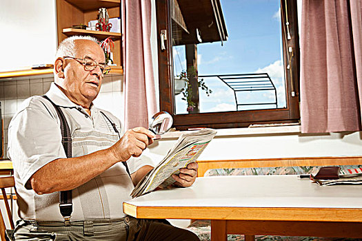 老人,读,报纸,放大镜