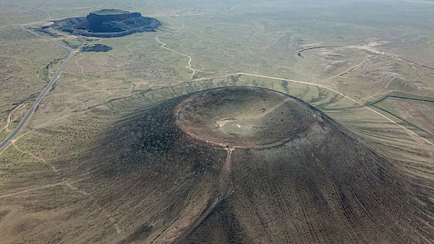 俯瞰乌兰察布察哈尔火山群火山口