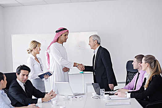 商务会议,英俊,年轻,阿拉伯,男人,展示,概念,同事,听,成功,投资,鲜明,现代办公室,房间