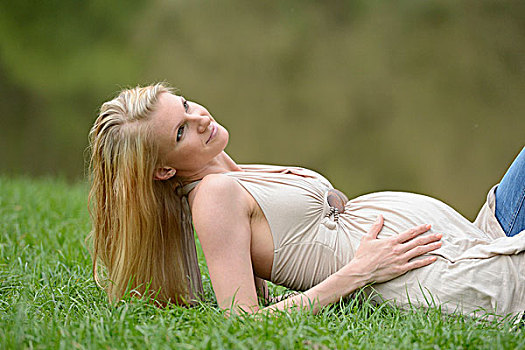 年轻,孕妇,躺着,草地