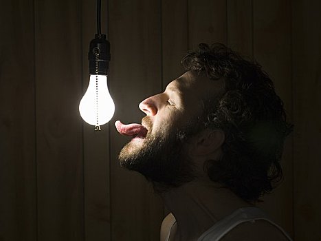 侧面,男人,伸出舌头,电灯泡