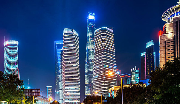 上海建筑景观夜景和城市道路