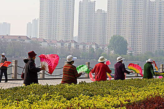 楼房,建设,绿化,树木,舞蹈,夕阳红,运动,健身,锻炼,娱乐,和谐