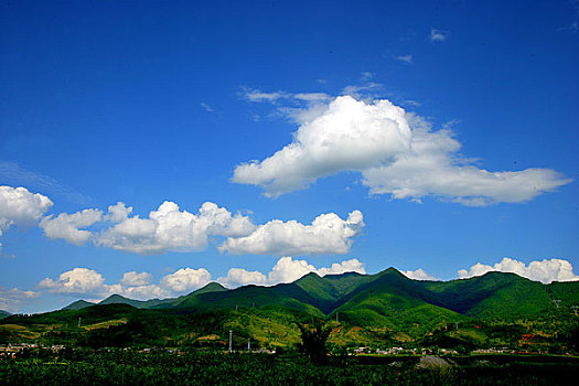 镇沅位于云南省西南部,山川秀丽,景色迷人