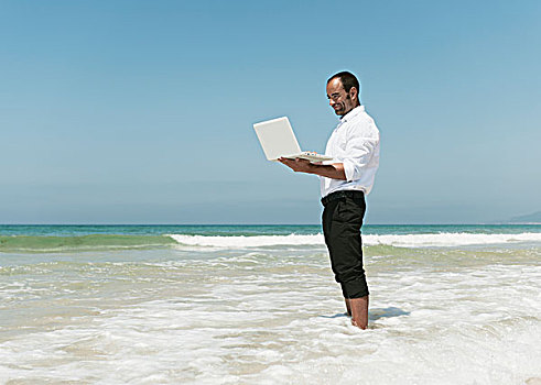 商务人士,笔记本电脑,站立,上网,海滩,安达卢西亚,西班牙