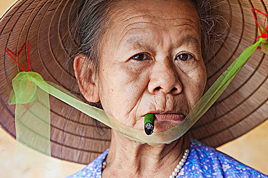 老年,女人,穿,锥形,帽子,吸烟,会安,越南