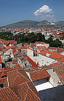 从克罗地亚圣罗夫罗大教堂,世界文化遗产,塔楼俯瞰特罗吉尔古城