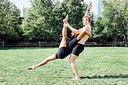 两个男人,实践,瑜珈,举起,位置,公园