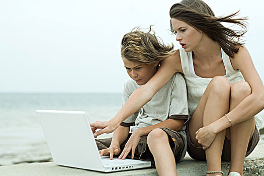 少女,小,兄弟,使用笔记本,电脑,一起,女孩,指向,俯视,肩部