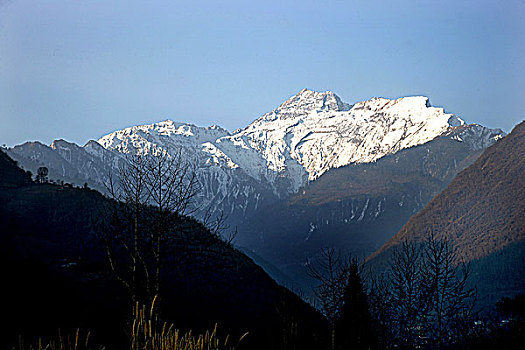 四川甘孜州泸定磨西镇眺望日照金山,贡嘎山