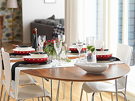 白色,壳,椅子,桌子,喜庆,红色,碗,黑色,餐巾