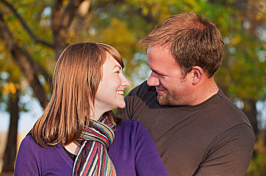 年轻,夫妇,搂抱,公园,艾伯塔省,加拿大