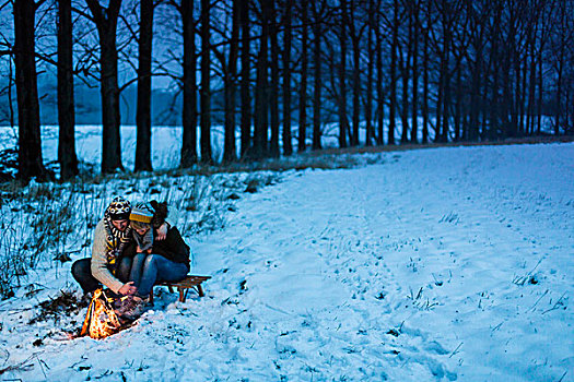 情侣,营火,雪中