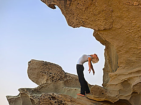 女人,向后弯曲,仰视,岩石构造,安达卢西亚,西班牙