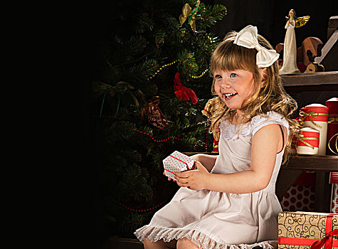 高兴,小女孩,圣诞礼物,坐,靠近,圣诞树,许多,留白