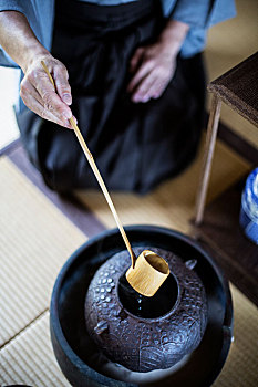 俯拍,特写,传统,日本茶,典礼,男人,竹子,长柄勺,倒出,热,水