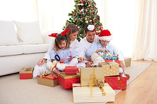 年轻家庭,打开,圣诞礼物