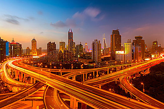 黄昏时分的上海立交桥