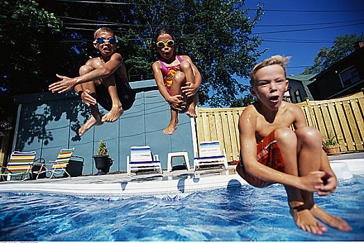 三个孩子,跳跃,游泳池