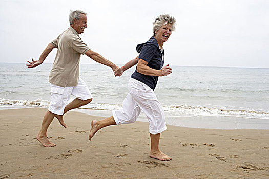 老年,夫妻,赤足,愉悦,相爱,跑,沙滩,侧面,湖,养老金,退休,人,两个,老,老人,情侣,一对,退休老人,休闲服,健身,移动,一起,嬉戏