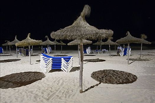 遮阳伞,一堆,折叠躺椅,海滩,夜晚,马略卡岛,巴利阿里群岛,西班牙,欧洲