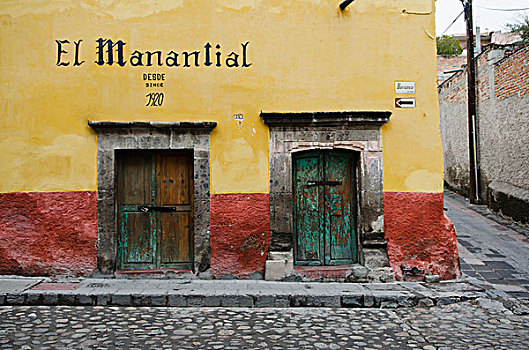 墨西哥,瓜纳华托,圣米格尔,正面,建筑,黄色,涂绘,两个,木质,大门