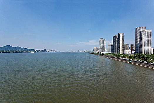 从钱塘江大桥看钱塘江两岸