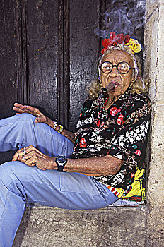 老女人,抽雪茄,大教堂,区域,哈瓦那,古巴