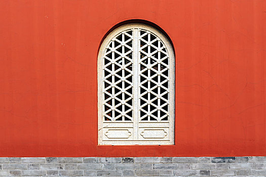 古建筑灰砖红墙镂空石窗