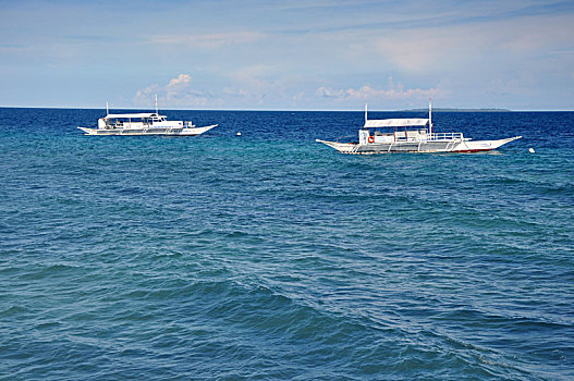 菲律宾海面漂浮航船