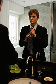 男人,系,领带,镜子