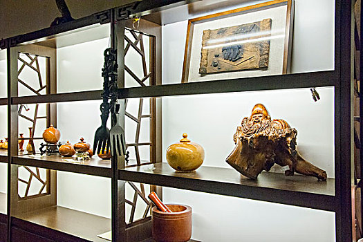 台湾南投县埔里镇邵族文化展示中心展出各种各样工艺品