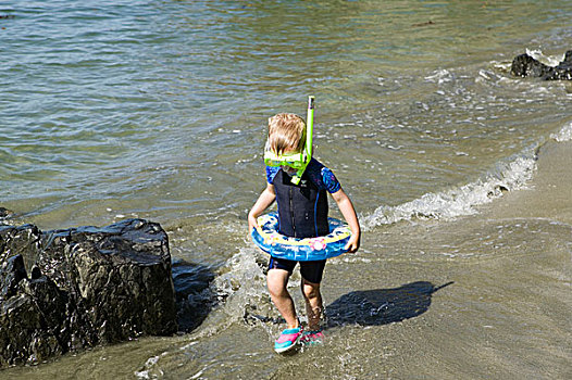 3岁,女孩,海滩,西海岸,温哥华岛,不列颠哥伦比亚省,加拿大