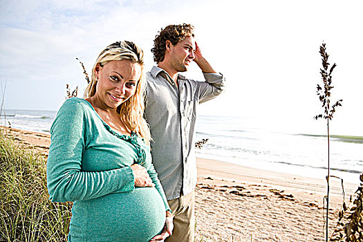 高兴,怀孕,伴侣,站立,一起,海滩