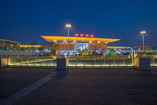 南京南站夜景