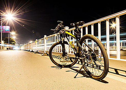 夜晚停靠在路边的自行车