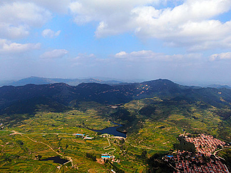 山东省日照市,航拍莒县龙山七彩梯田,色彩斑斓扮靓丰收季节